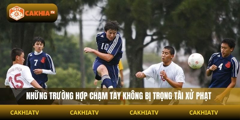 Những trường hợp chạm tay không bị trọng tài xử phạt