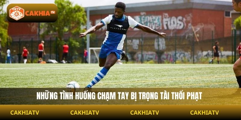 Những tình huống chạm tay bị trọng tài thổi phạt